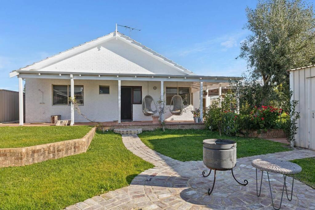 Holiday home Spacious & Artistic Pet Friendly Beachside Retreat *
