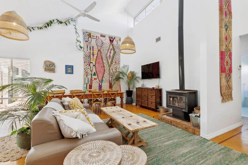 Spacious & Artistic Pet Friendly Beachside Retreat Holiday home Busselton