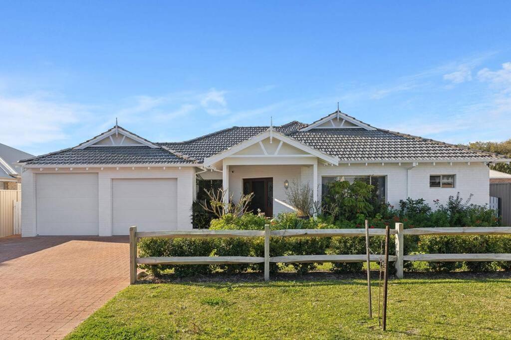 Spacious & Artistic Pet Friendly Beachside Retreat