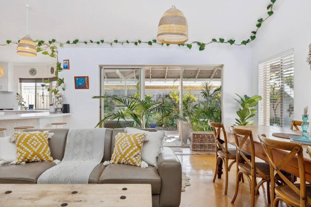 Spacious & Artistic Pet Friendly Beachside Retreat Holiday home *