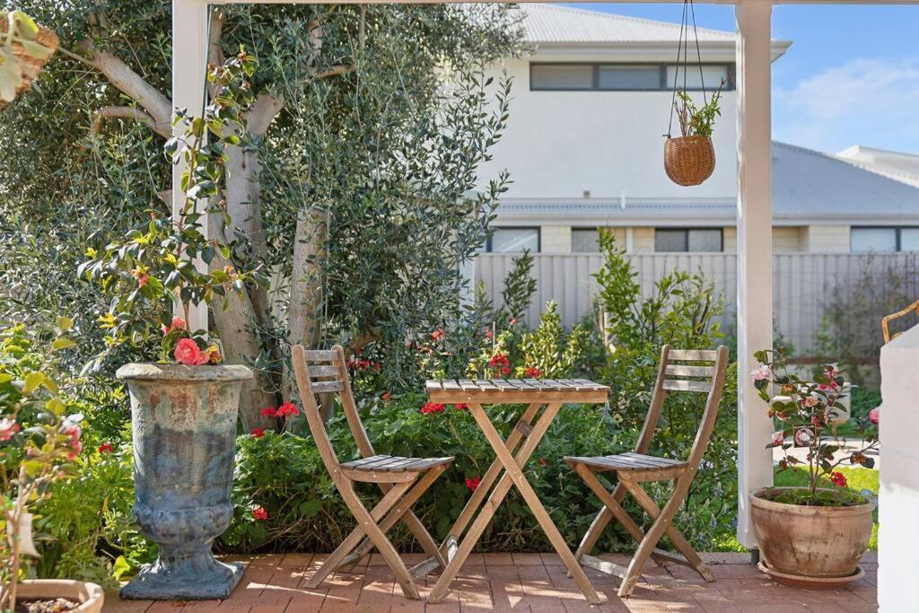 Spacious & Artistic Pet Friendly Beachside Retreat Holiday home Busselton