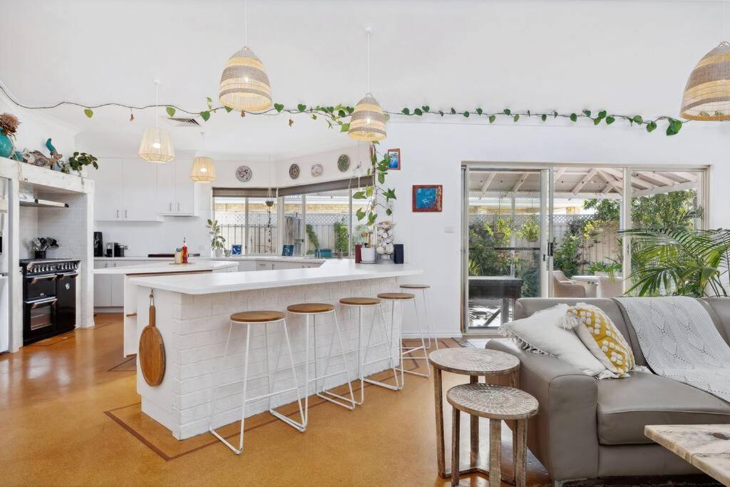 Spacious & Artistic Pet Friendly Beachside Retreat Busselton