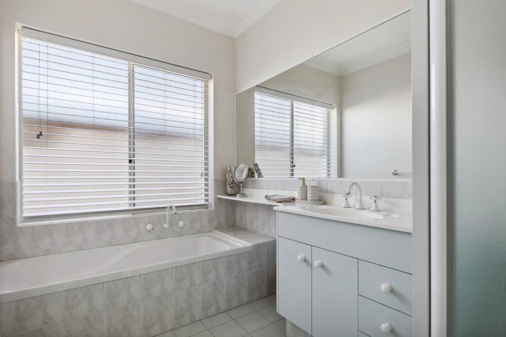 Spacious & Artistic Pet Friendly Beachside Retreat * Busselton