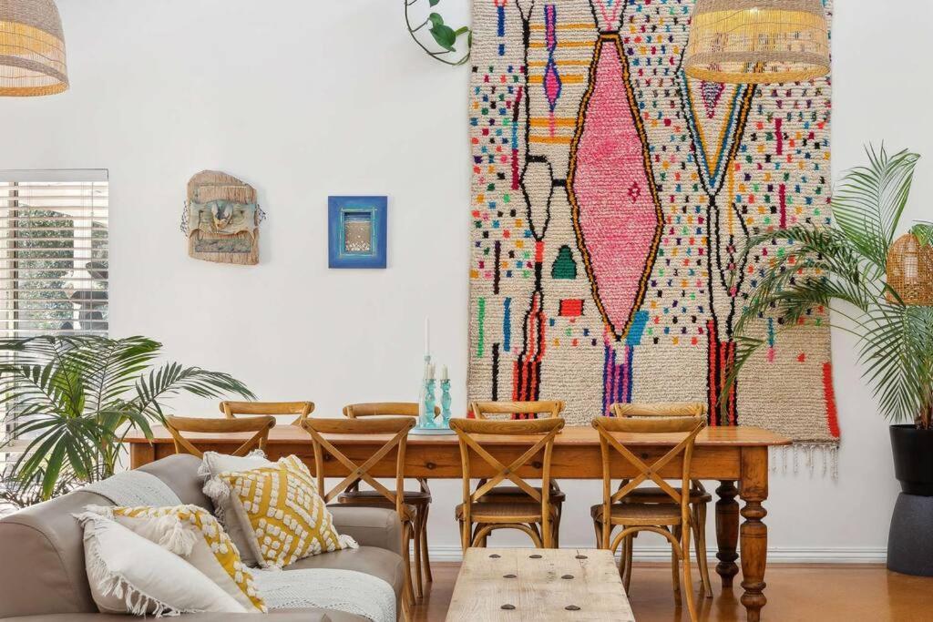Spacious & Artistic Pet Friendly Beachside Retreat Holiday home *