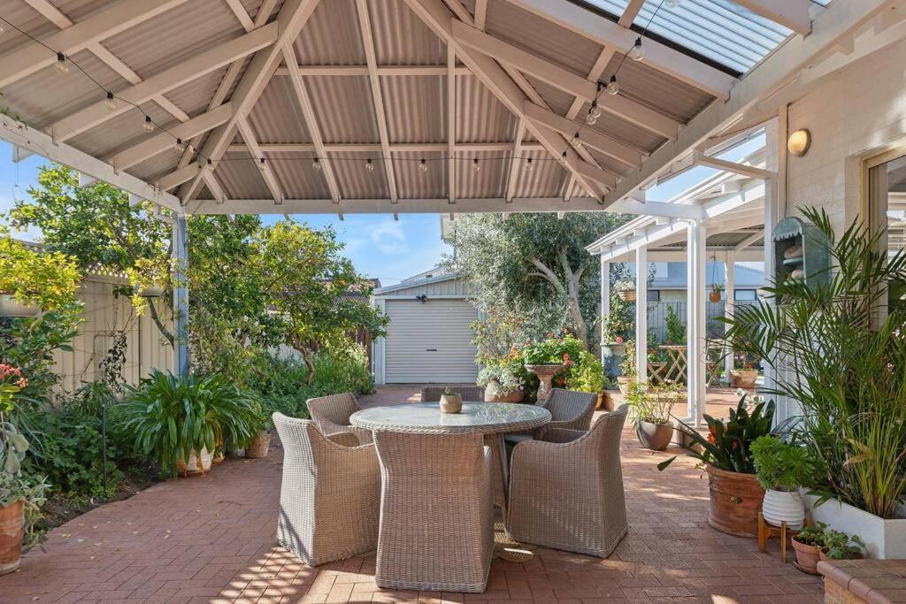 Spacious & Artistic Pet Friendly Beachside Retreat Busselton
