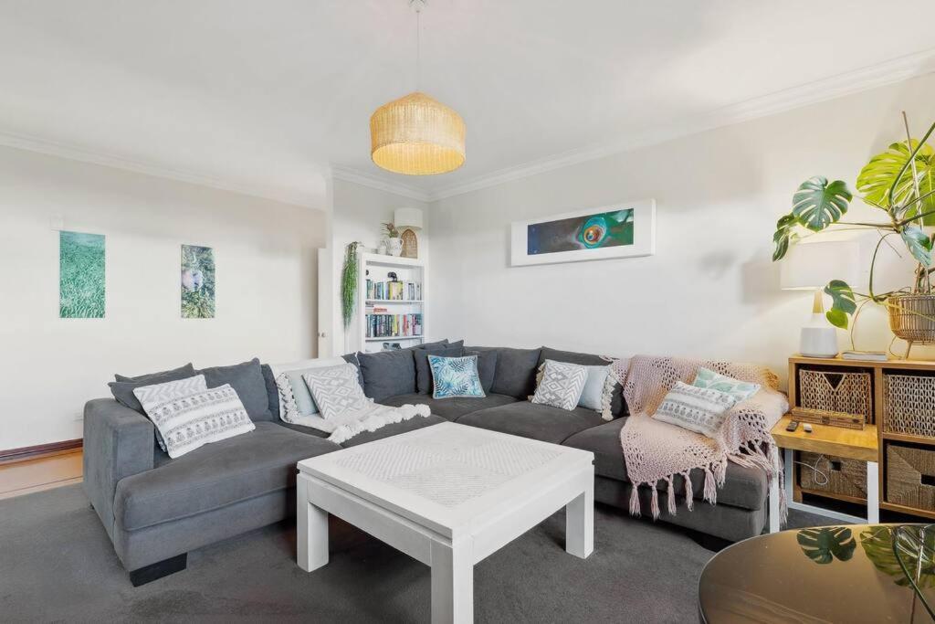 Spacious & Artistic Pet Friendly Beachside Retreat Busselton