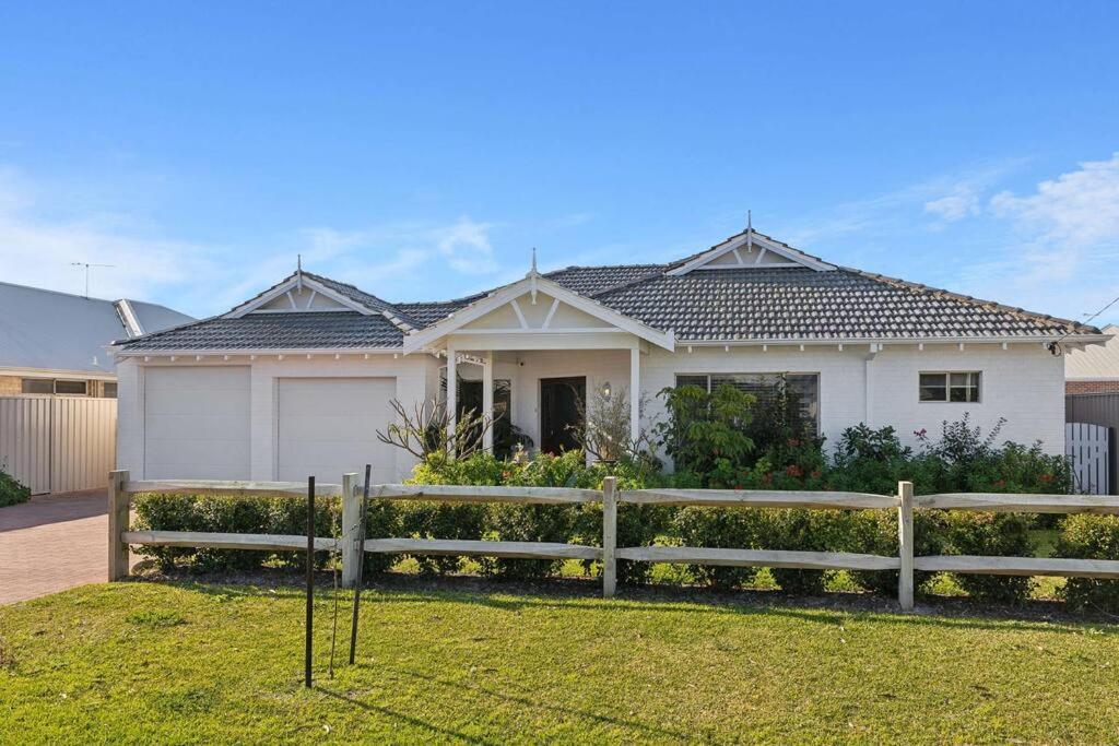 Holiday home Spacious & Artistic Pet Friendly Beachside Retreat