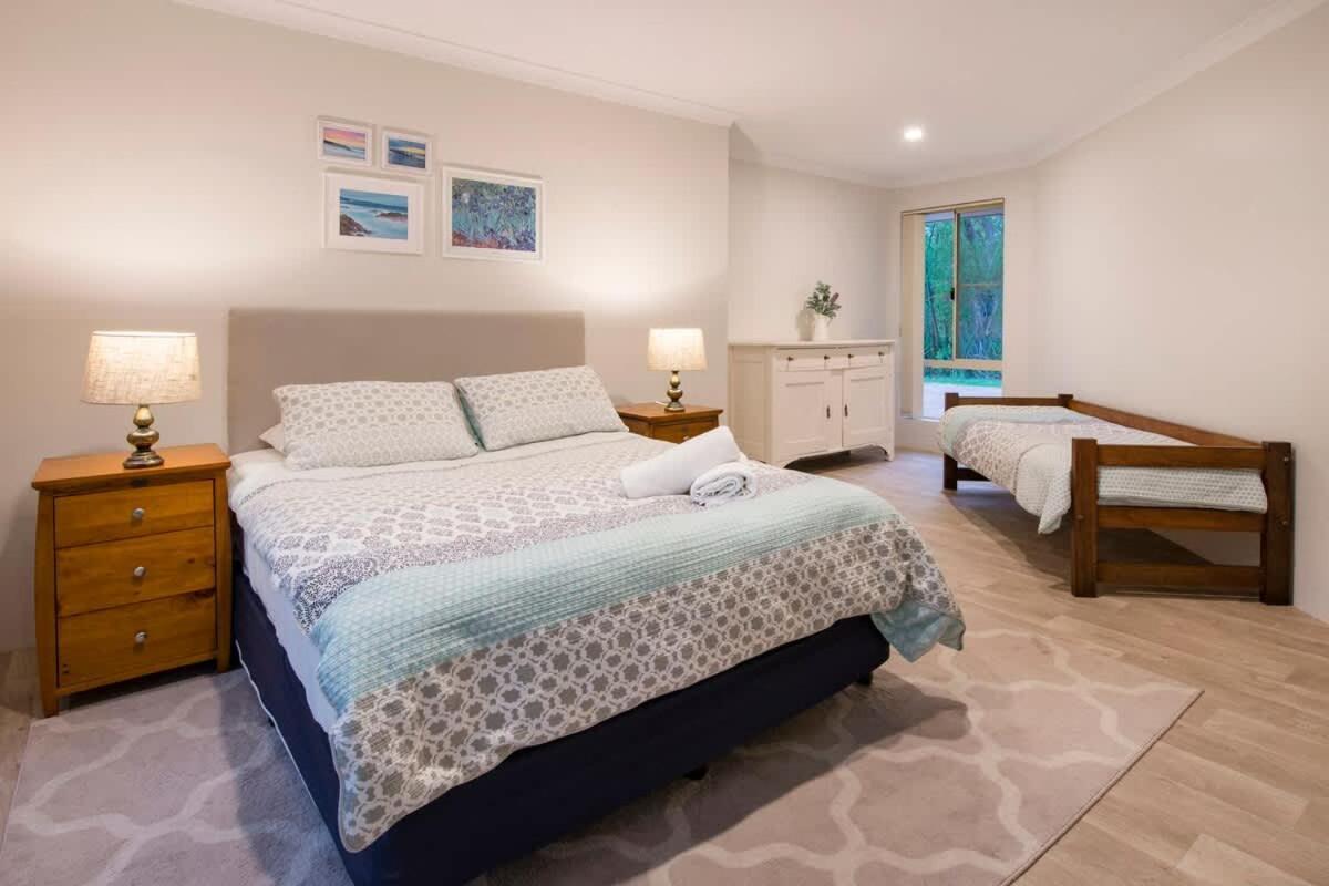 & Trees, Beachfront Siesta Park Holiday home *