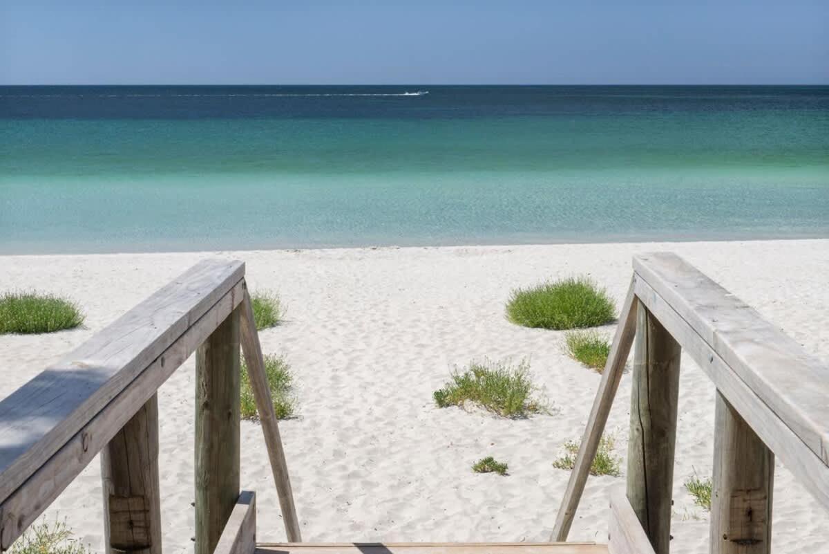 & Trees, Beachfront Siesta Park Holiday home Busselton