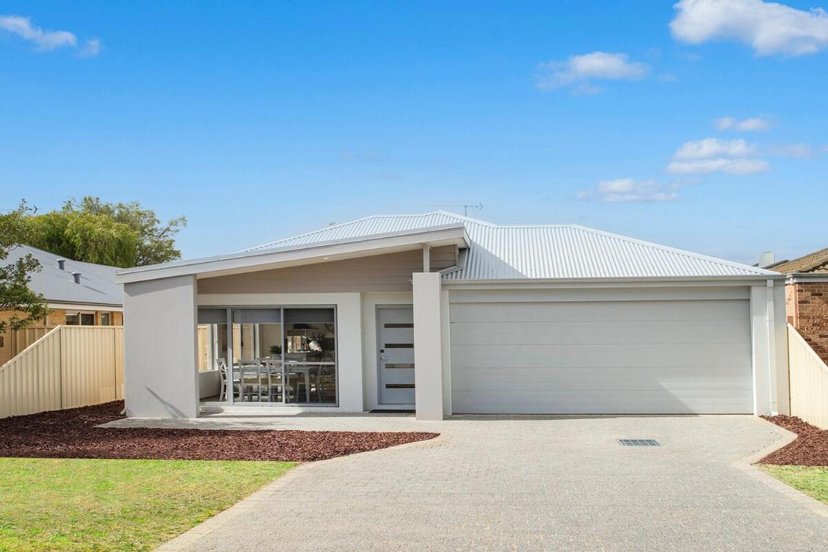 Minutes From Town And The Holiday home Busselton