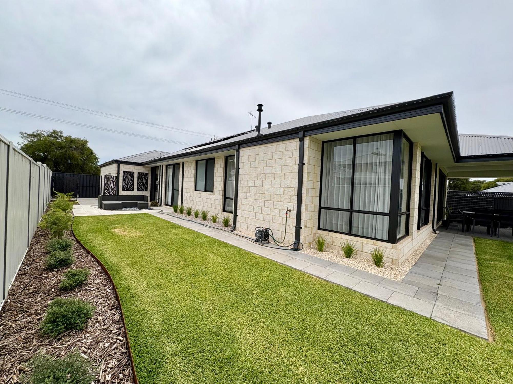 Sunset Shores Holiday home *