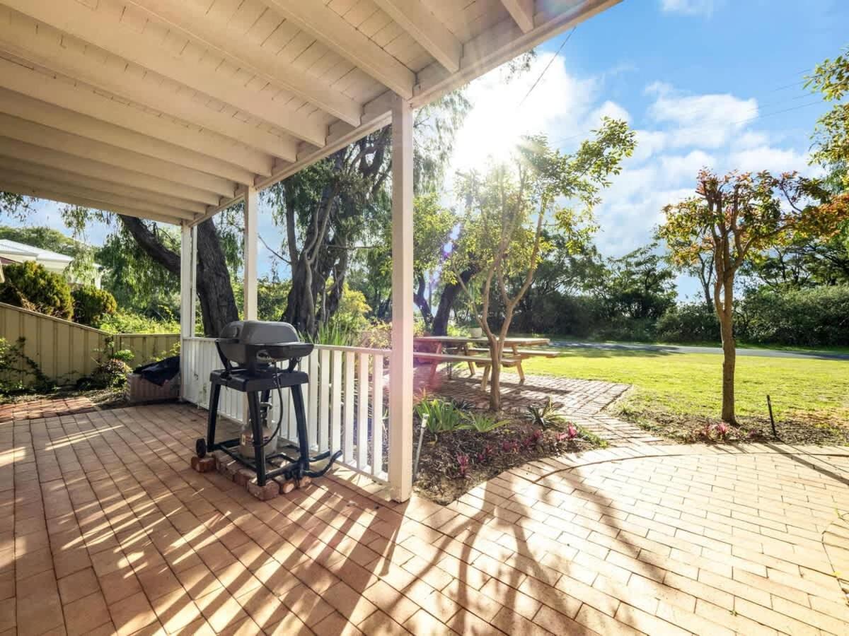 Beachfront Bliss, Waterfront Geographe Bay Holiday home *