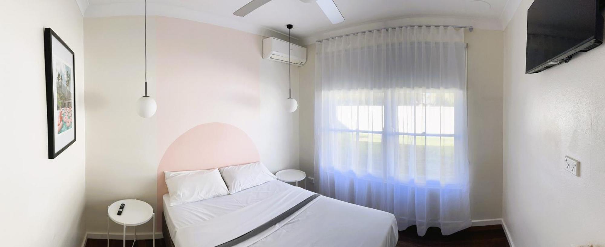 Paradise Motel 2*