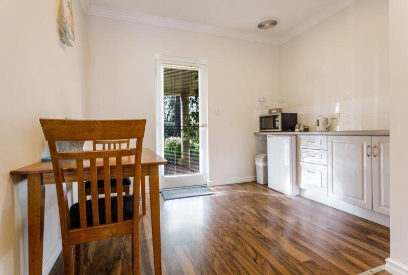 Bed & Breakfast Inn The Tuarts Guest Lodge Busselton Accommodation - Adults Only 4*
